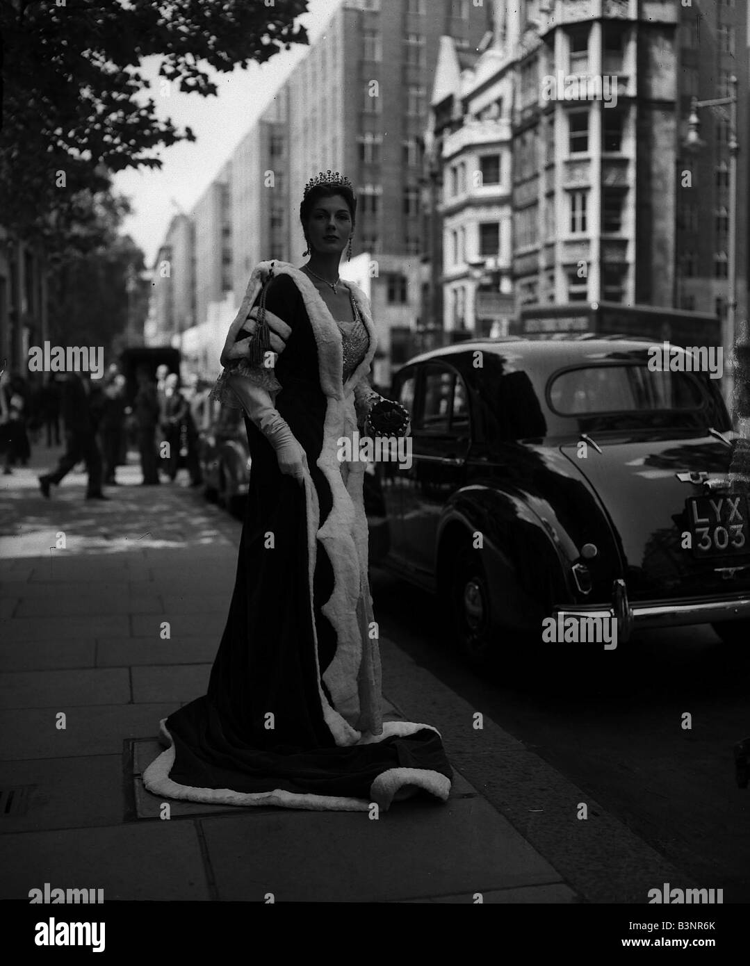 Miss Fiona Campbell Walter 19 indossa la baronessa incoronazione robe sotto il quale indossa una vera regina Alexandra abito a Mayfair Hotel fashion show Giugno 1952 Foto Stock