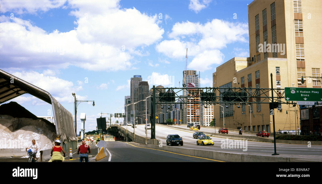 Vetture entrare e lasciare la Henry Hudson autostrada a West 57th Street a New York Foto Stock