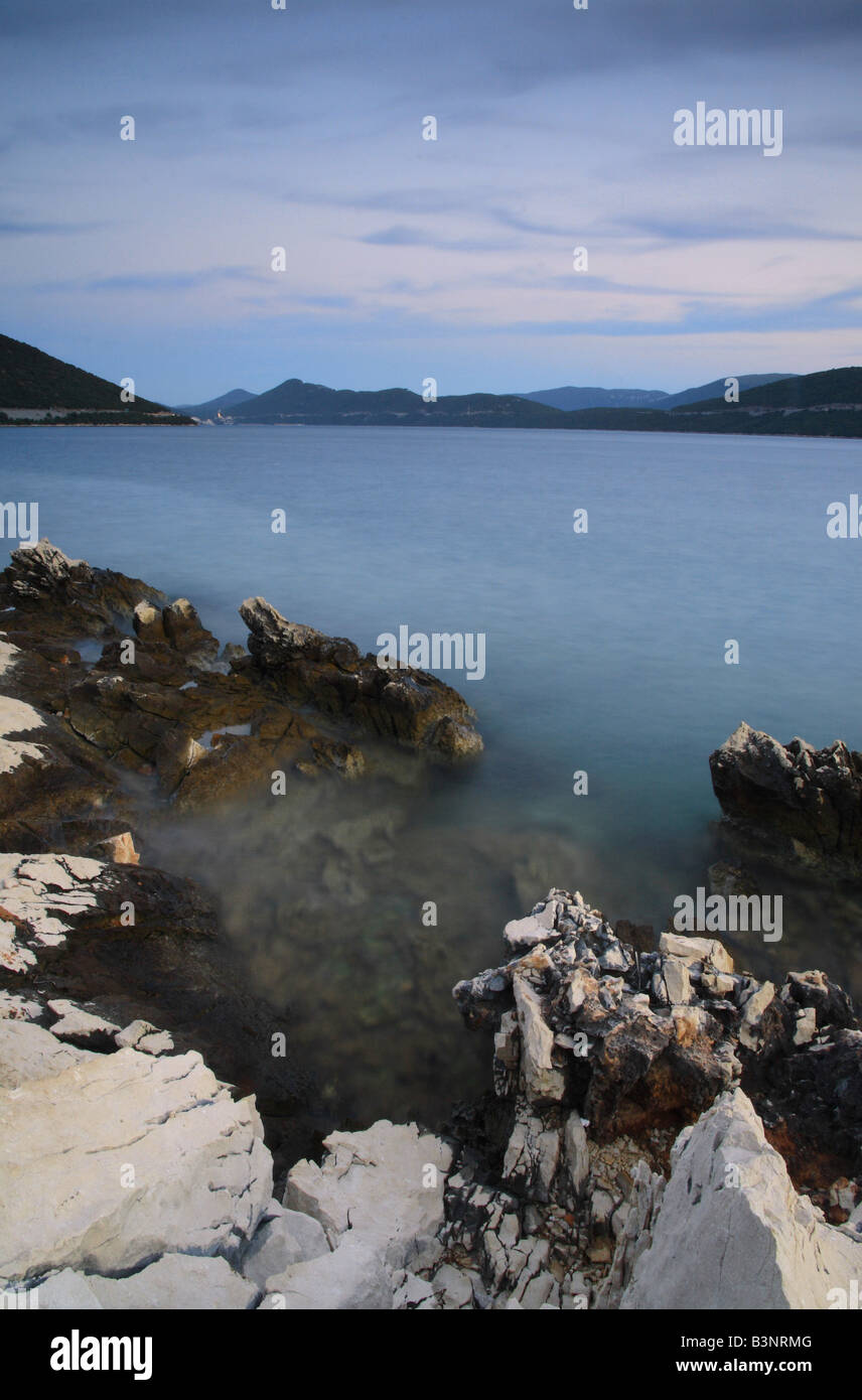 Tramonto sulla rocciosa costa croata Foto Stock