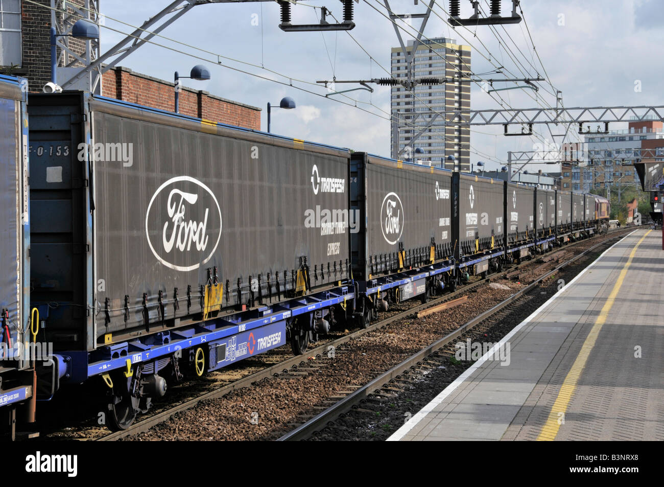 Stratford East London Ford contenitori sul treno merci Foto Stock