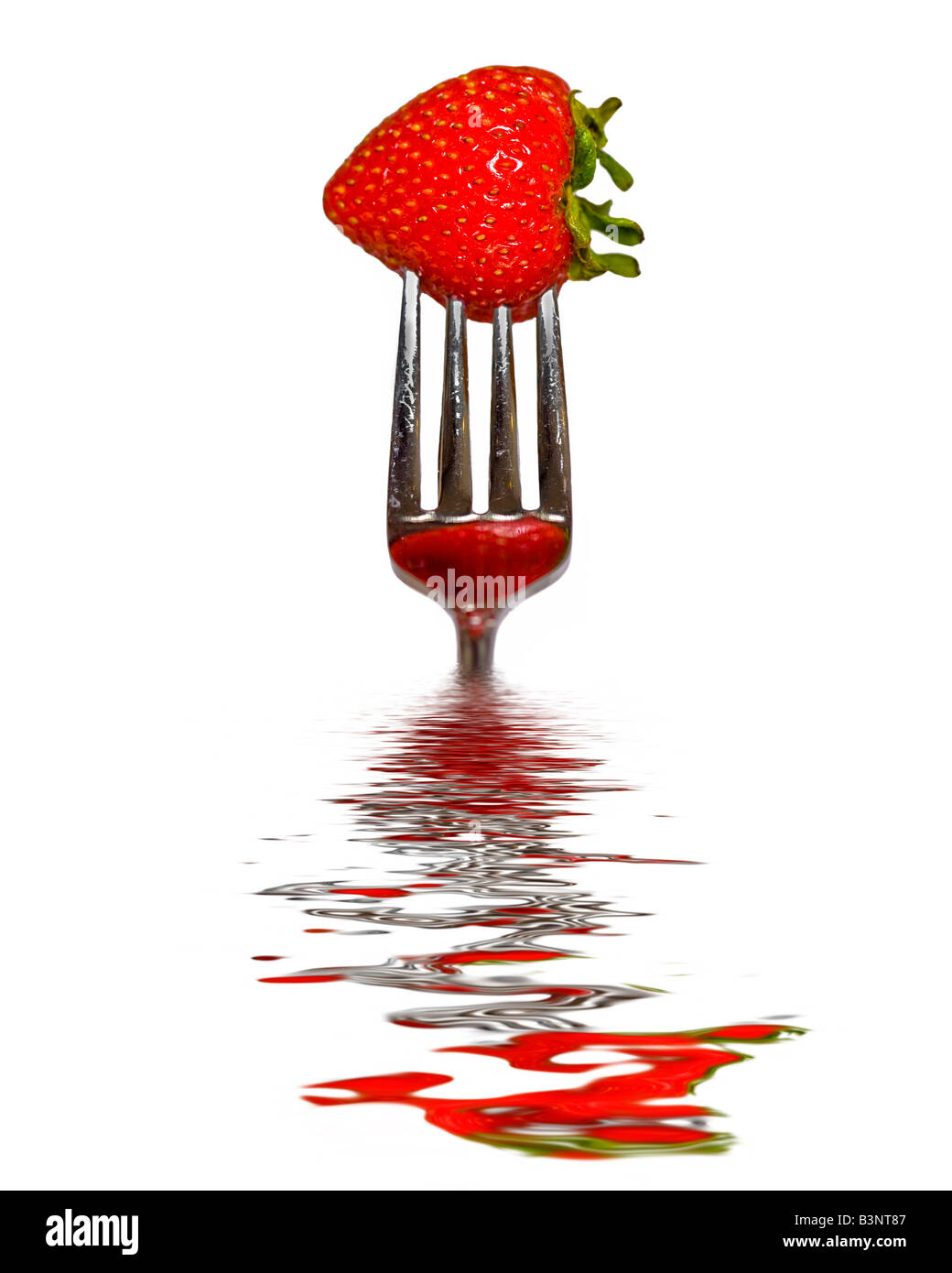 Fragola riflessa su una forcella isolato su bianco Foto Stock