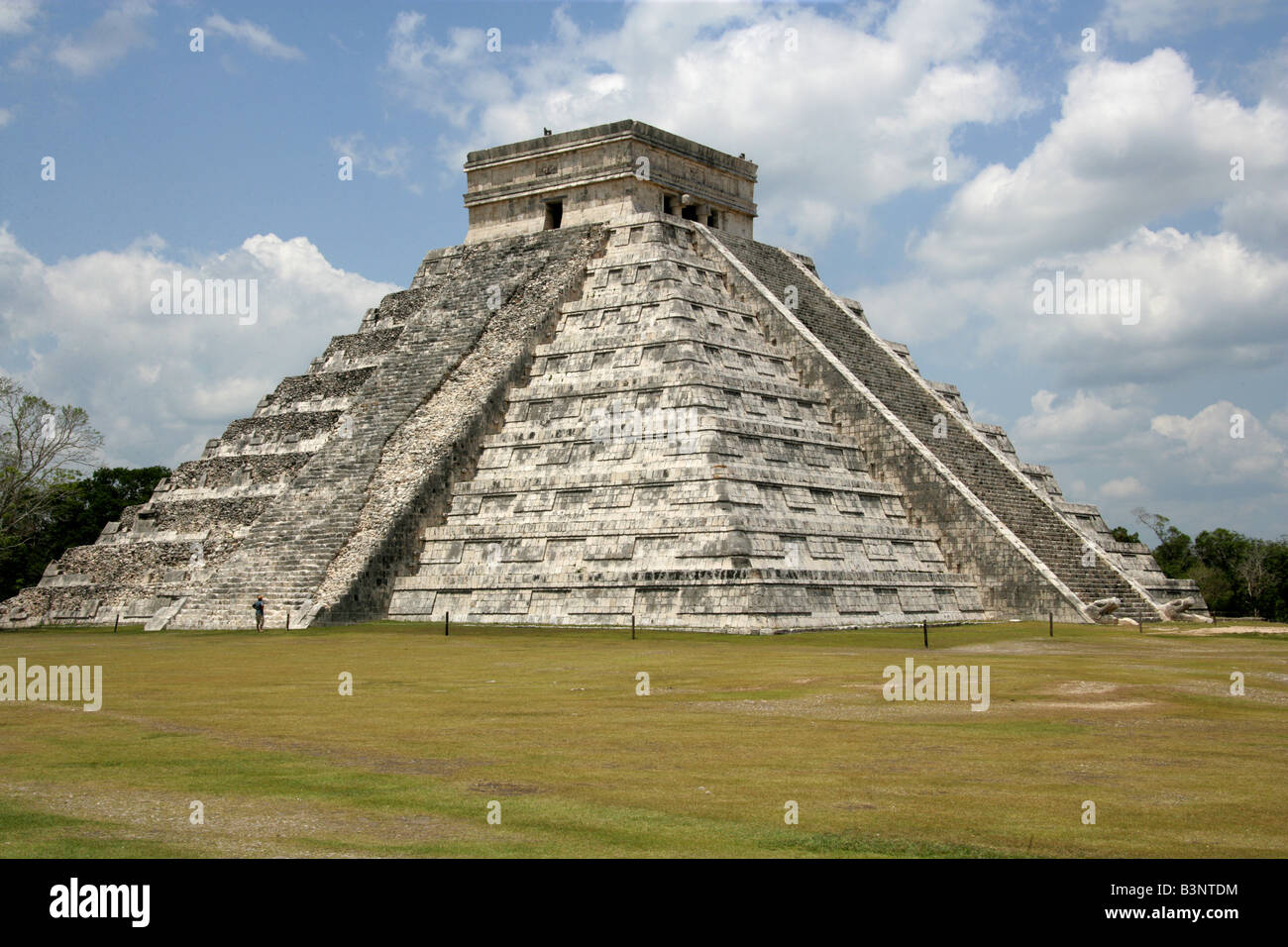 Il castello (Piramide di El Castillo Piramide) o tempio di Kukulcan, Chichen Itza sito archeologico, Chichen Itza, Yucatan, Messico Foto Stock