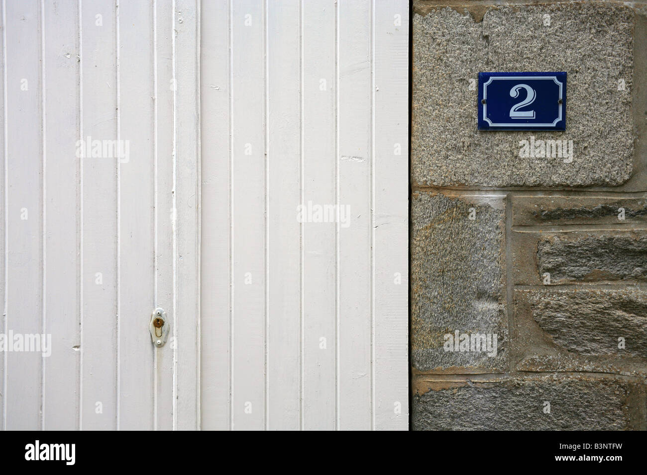 Immagine astratta del bordo della porta bianca e numero due, St Cast le Guildo, Cotes d'Armor, Bretagna, Francia Foto Stock