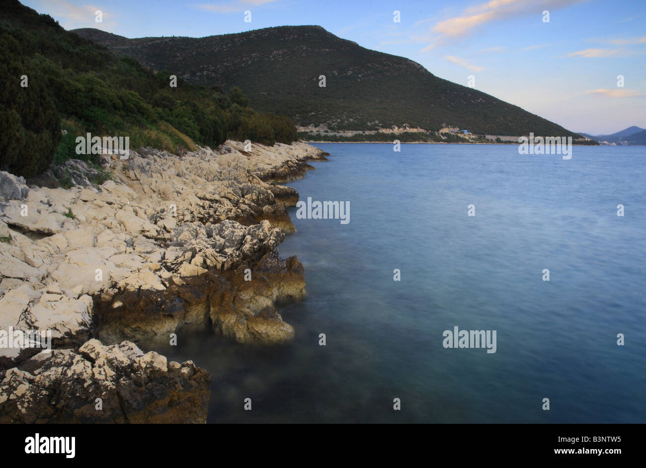 Tramonto sulla rocciosa costa croata Foto Stock