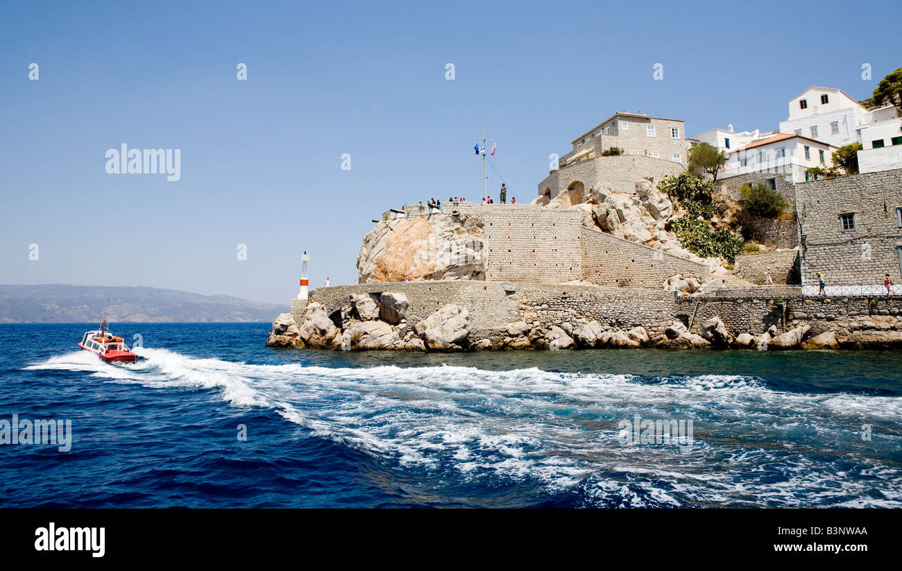 Barca passando Harbour, Hydra, Grecia Foto Stock