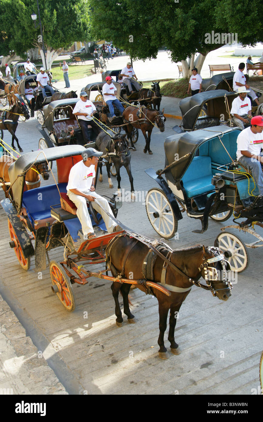 Giorno di maggio Parade, Plaza de la Costituzione, Izamal, Penisola dello Yucatan, Messico Foto Stock