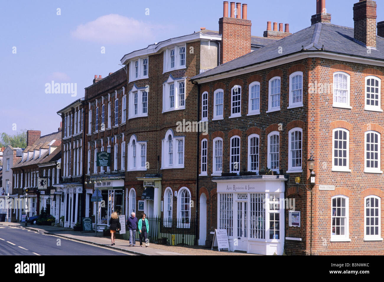 Woburn Market Place Bedfordshire città townscape inglese edifici Georgiani terrazza architettura negozi England Regno Unito Foto Stock