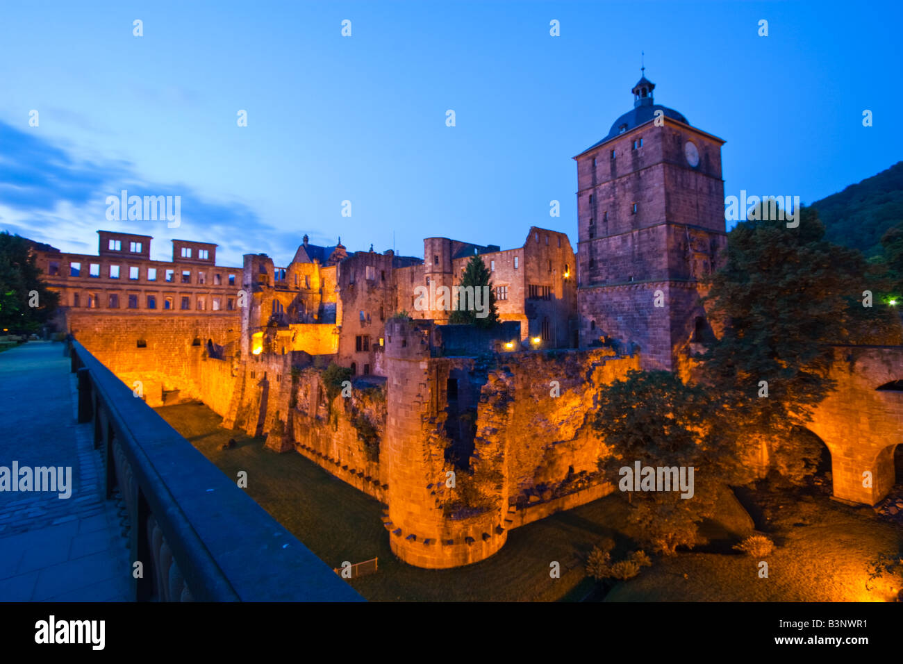 Il famoso castello in rovina di Heidelberg, Germania, noto per il suo aspetto romantico di notte Foto Stock