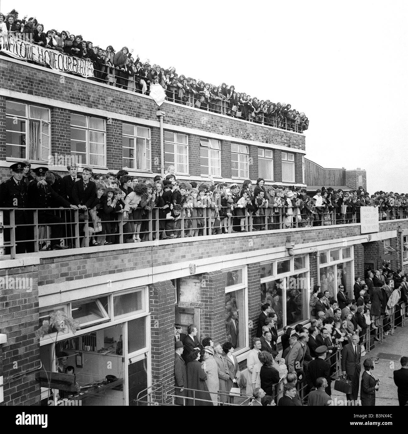La Folla di attendere pazientemente per i Beatles per arrivare all'Aeroporto di Liverpool per la premiere del nord di una dura giornata la notte di luglio 1964 Foto Stock