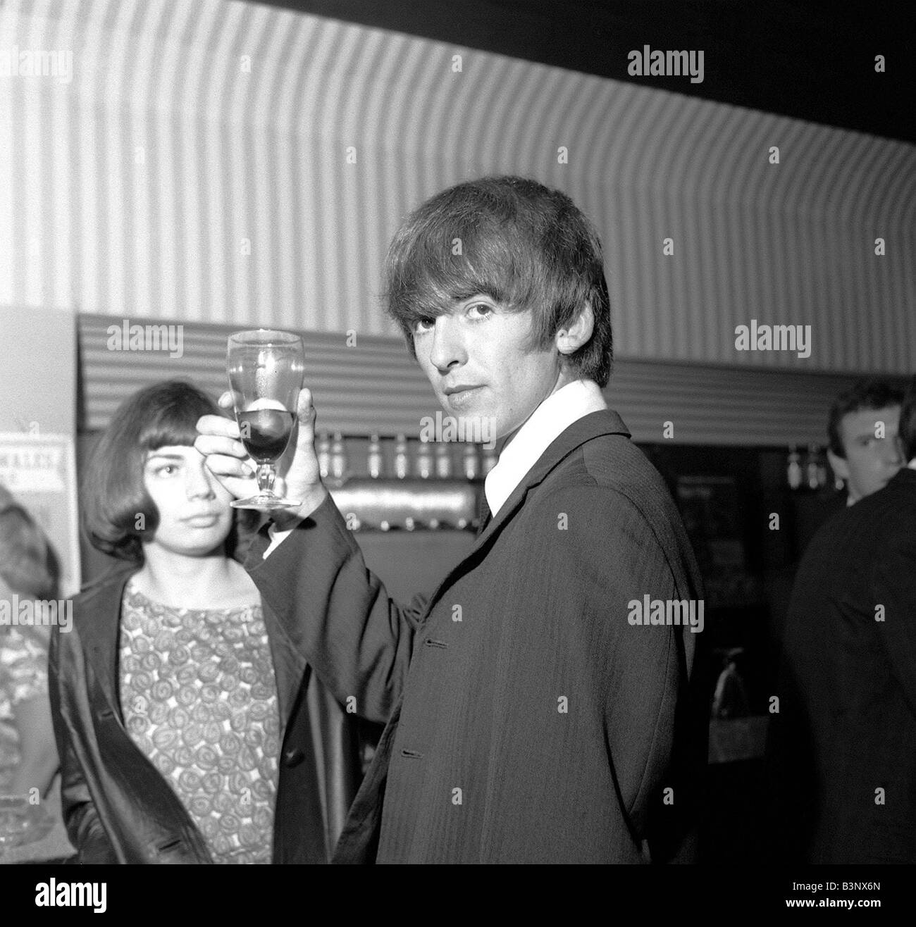 I Beatles Maggio 1964 George Harrison alza il vetro al Prince of Wales Theatre Leicester Square Londra Foto Stock