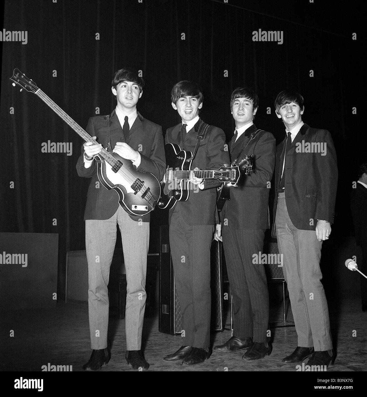 I Beatles 1963 Paul McCartney George Harrison John Lennon e Ringo Starr al London Palladium durante le prove Foto Stock