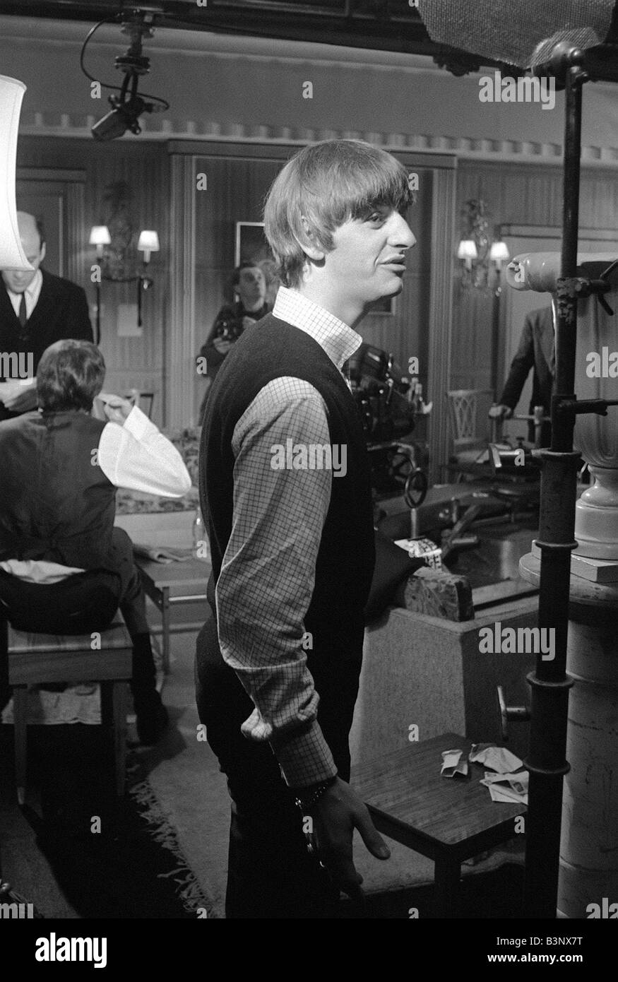 I Beatles febbraio 1964 batterista dei Beatles Ringo Starr a Twickenham film studios come il gruppo ha visitato i loro modelli in cera che vengono compiuti a Madame Tussauds in Baker Street a Londra con il parrucchiere Foto Stock