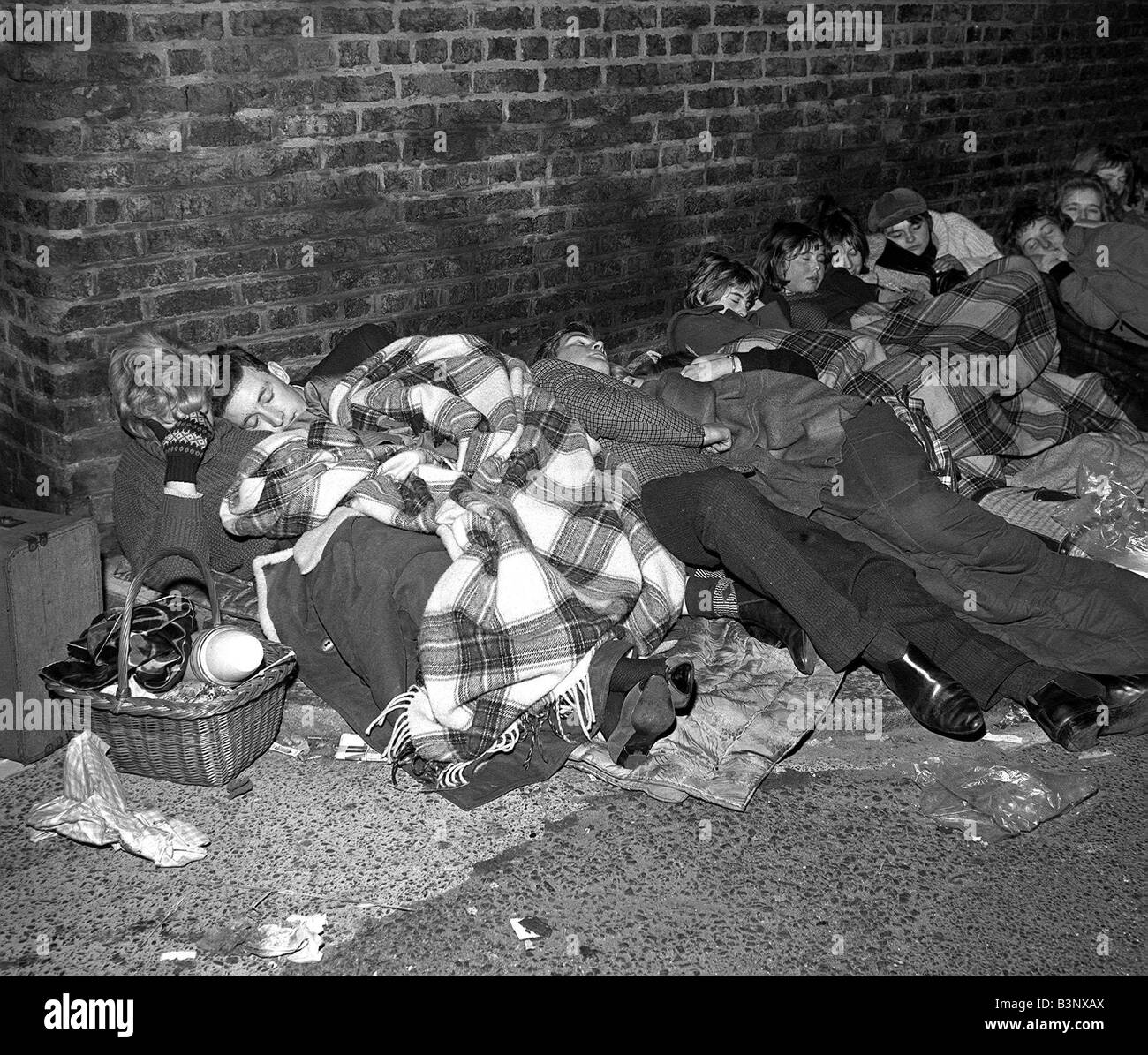 Gruppo pop The Beatles Novembre 1963 immagini scattate di notte di tifosi un sonno accodamento in Newcastle Upon Tyne per vedere i loro idoli Foto Stock