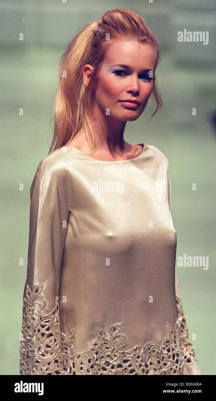 Claudia Schiffer modelli collezione Valentino durante la settimana della moda di Parigi Gennaio 1996 Foto Stock Claudia Schiffer modelli collezione Valentino durante la settimana della moda di Parigi Gennaio 1996 Foto Stock