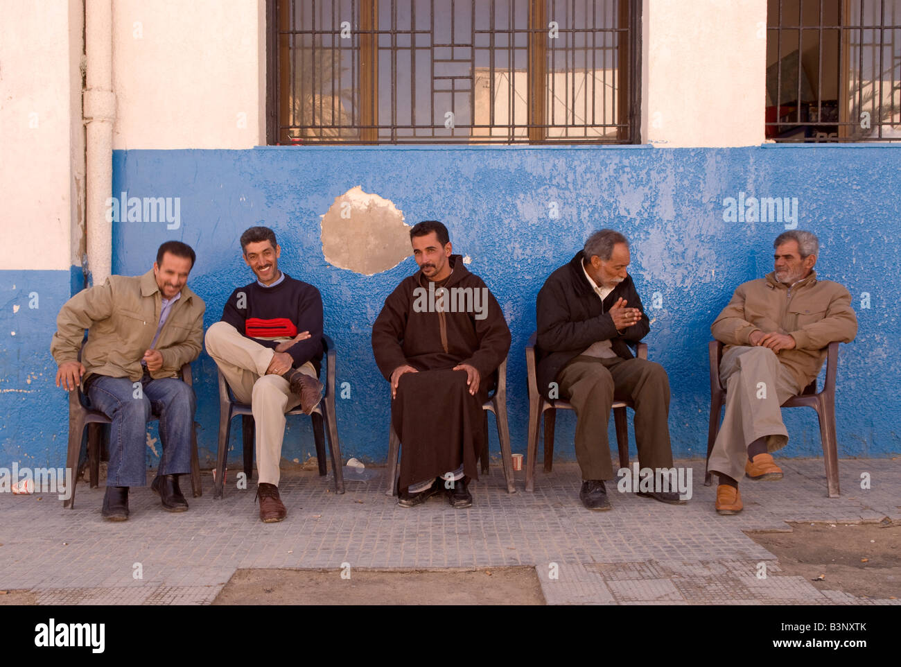 Uomini libici seduti fuori dal caffè vicino all'Arco di Marco Aurelio, Tripoli, Libia. Foto Stock