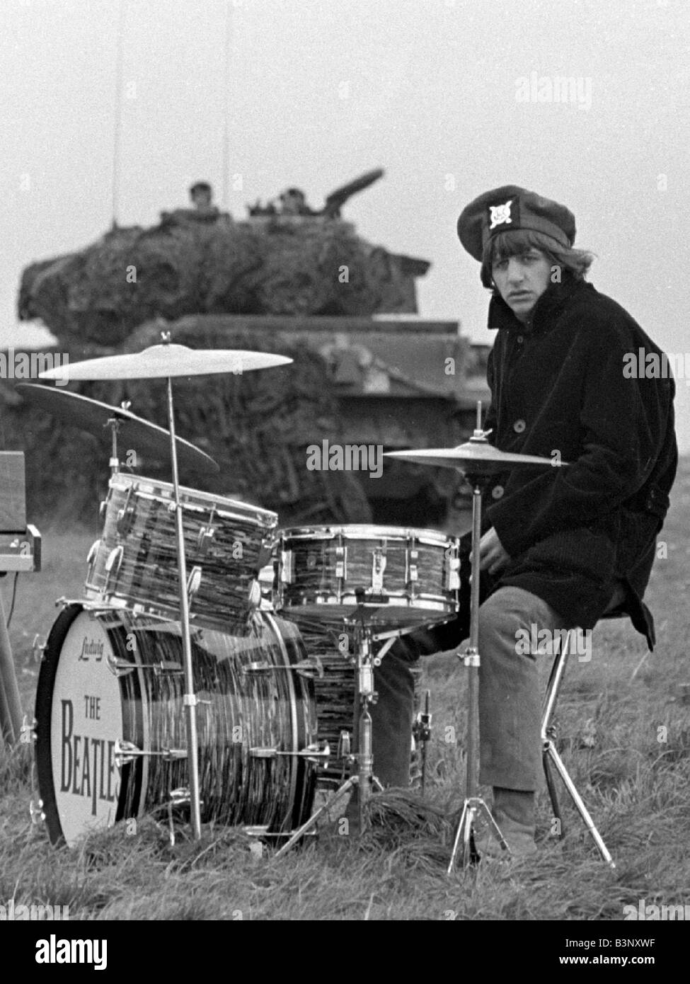 Batterista dei Beatles Ringo Starr durante le riprese del loro ultimo film  aiutare a Salisbury Plain Maggio 1965 Foto stock - Alamy