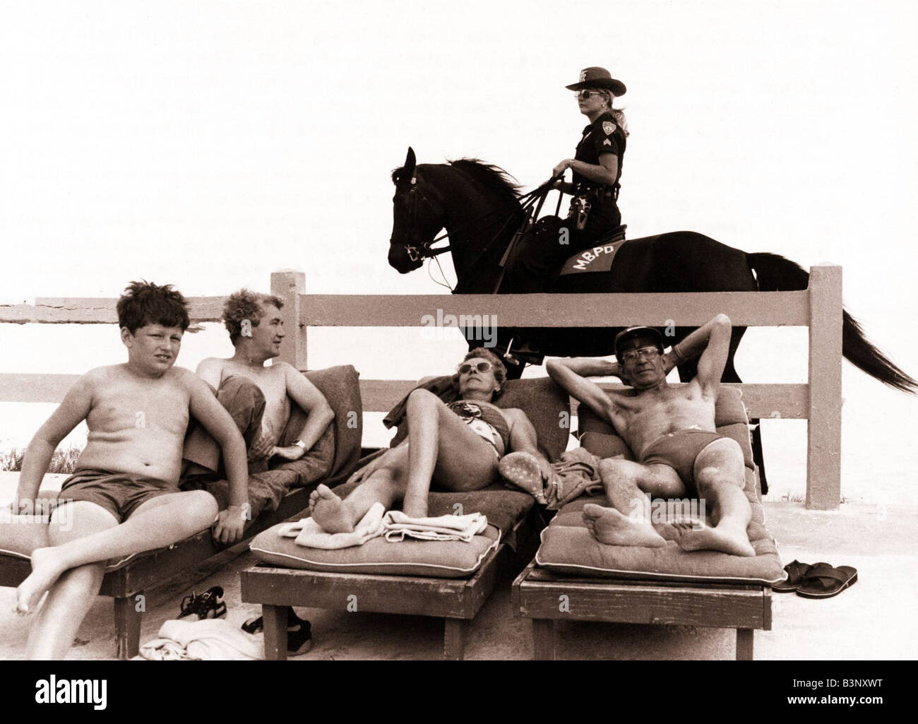 USA Stati Uniti Florida Miami Miami beach Crime Patrol Unit sergente Shirley Fagan a cavallo mantiene un occhio vigile sul villeggiante Aprile 1981 Foto Stock