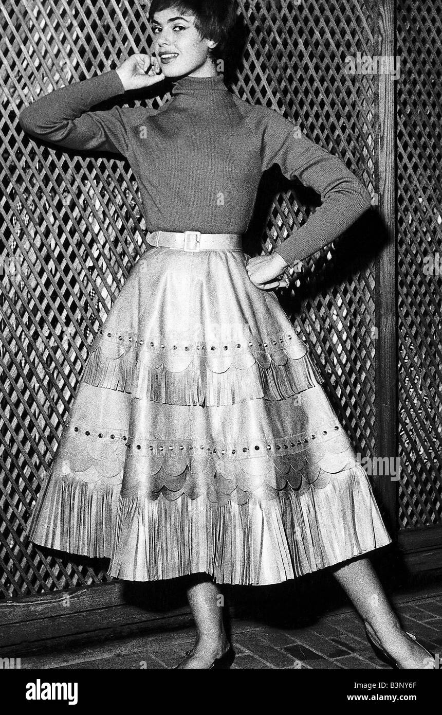Moda 1950 Gonna in vitello marrone orlata e smerlata rifilato con perni in ottone e prezzo circa 25 Foto Stock