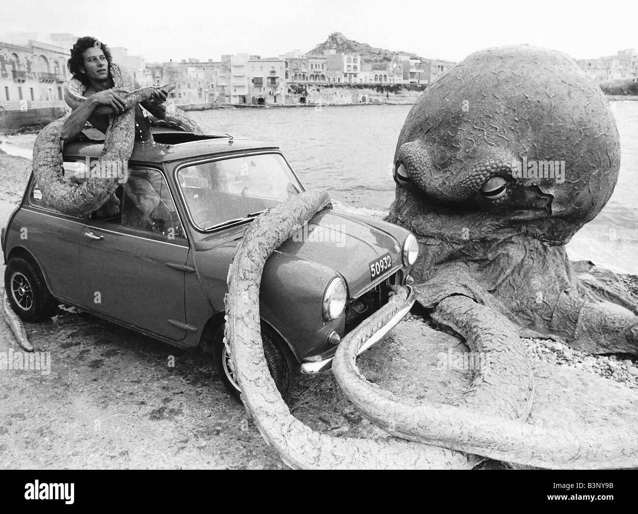 Roy Bella battaglie con un polipo sulla spiaggia in Malta stelle in film sette città di Atlantis Novembre 1977 Foto Stock