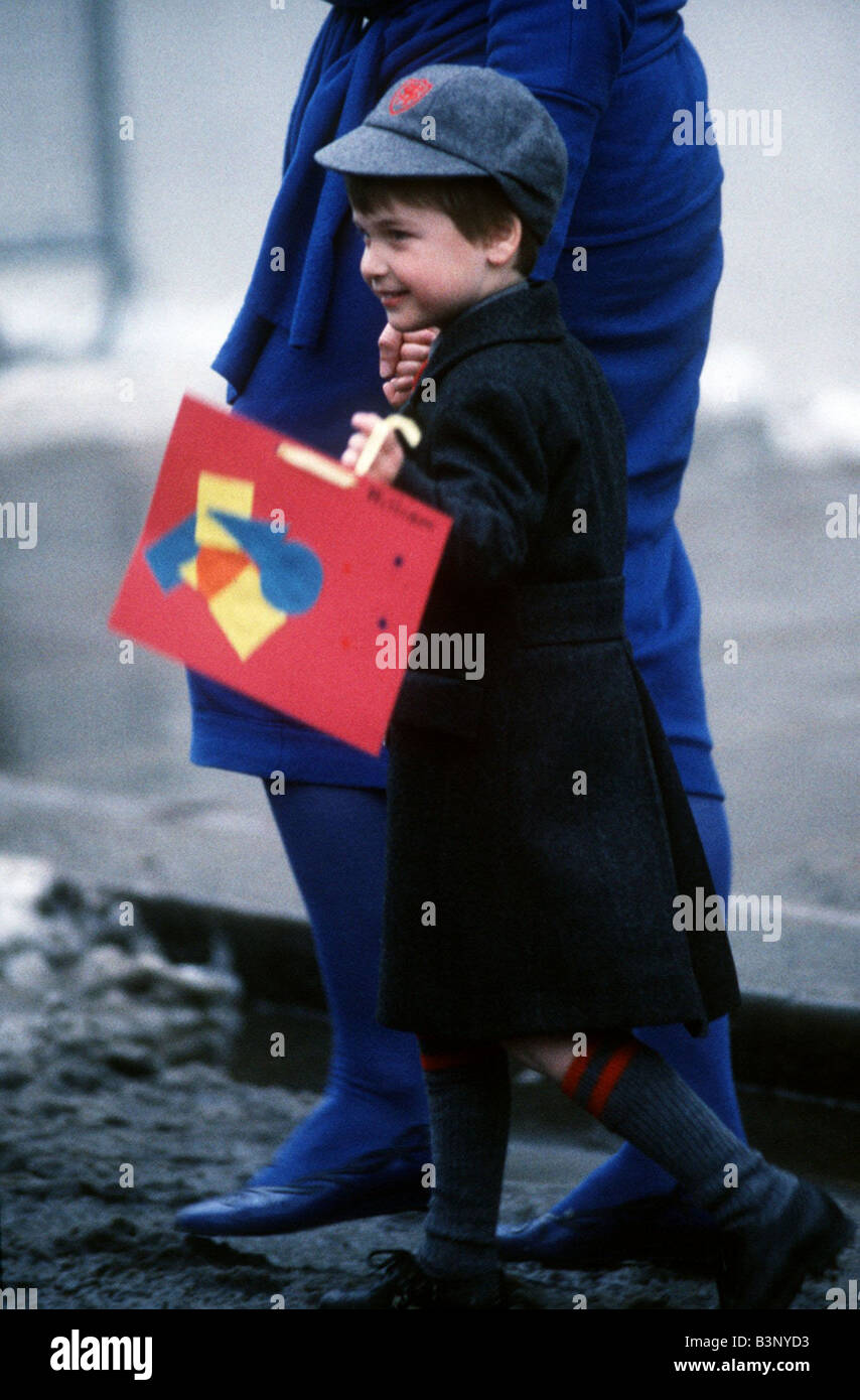 Il principe William arrivare al suo primo giorno di scuola Foto Stock