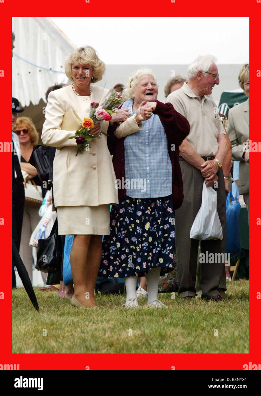 Il principe Carlo e Camilla Parker Bowles visita il Sandringham flower show Luglio 2003 durante la visita di Dorothy Edwards ha rotto dalla folla per tenere e kiss Camilla s mano Foto Stock