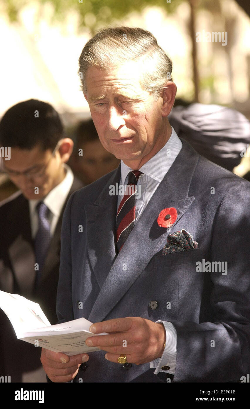 Il principe Charles Novembre 2003 Visite Muscat Oman il Principe Carlo assiste la rimembranza giorno di servizio in Muscat Oman Foto Stock