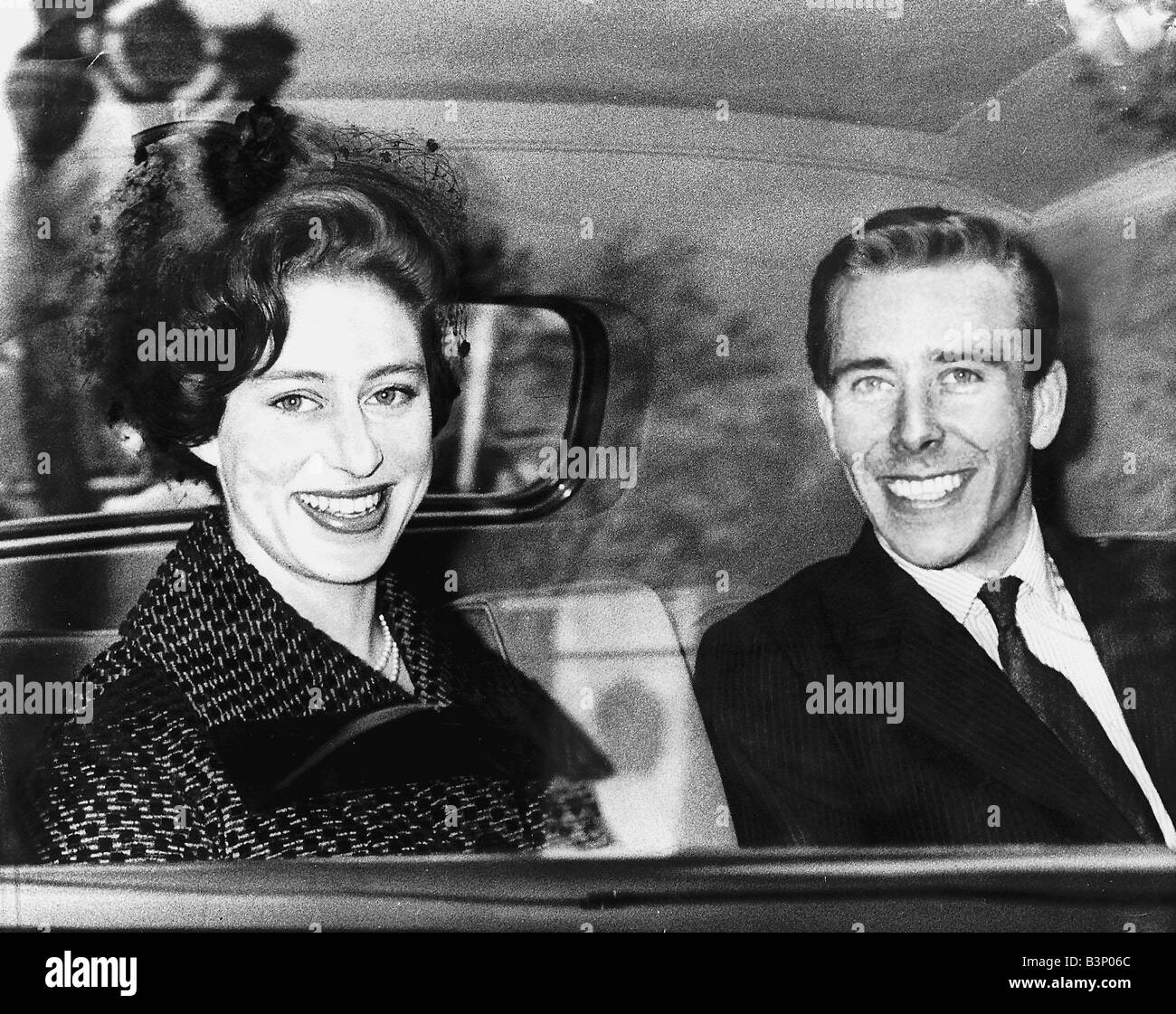 La principessa Margaret e Lord Snowdon Maggio 1960 lasciando Buckingham Palace per iniziare la loro luna di miele dopo il Royal Wedding Foto Stock