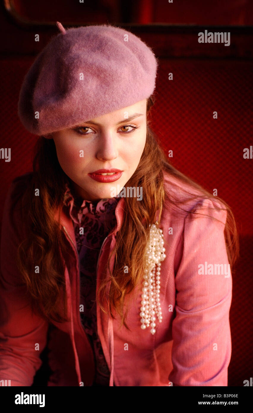 Laura Balze di modellazione e di moda Swoon imcluding pick giacca e hat con perle Febbraio 2002 Foto Stock