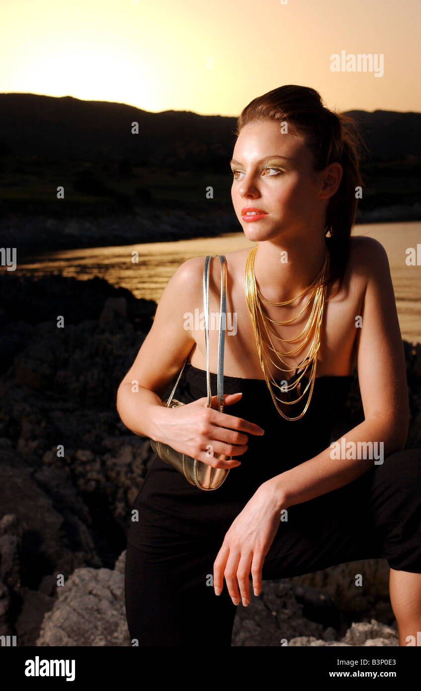 Moda greca Maggio 2003 Lauren modellazione Tempany nero senza spalline tuta e collane Foto Stock