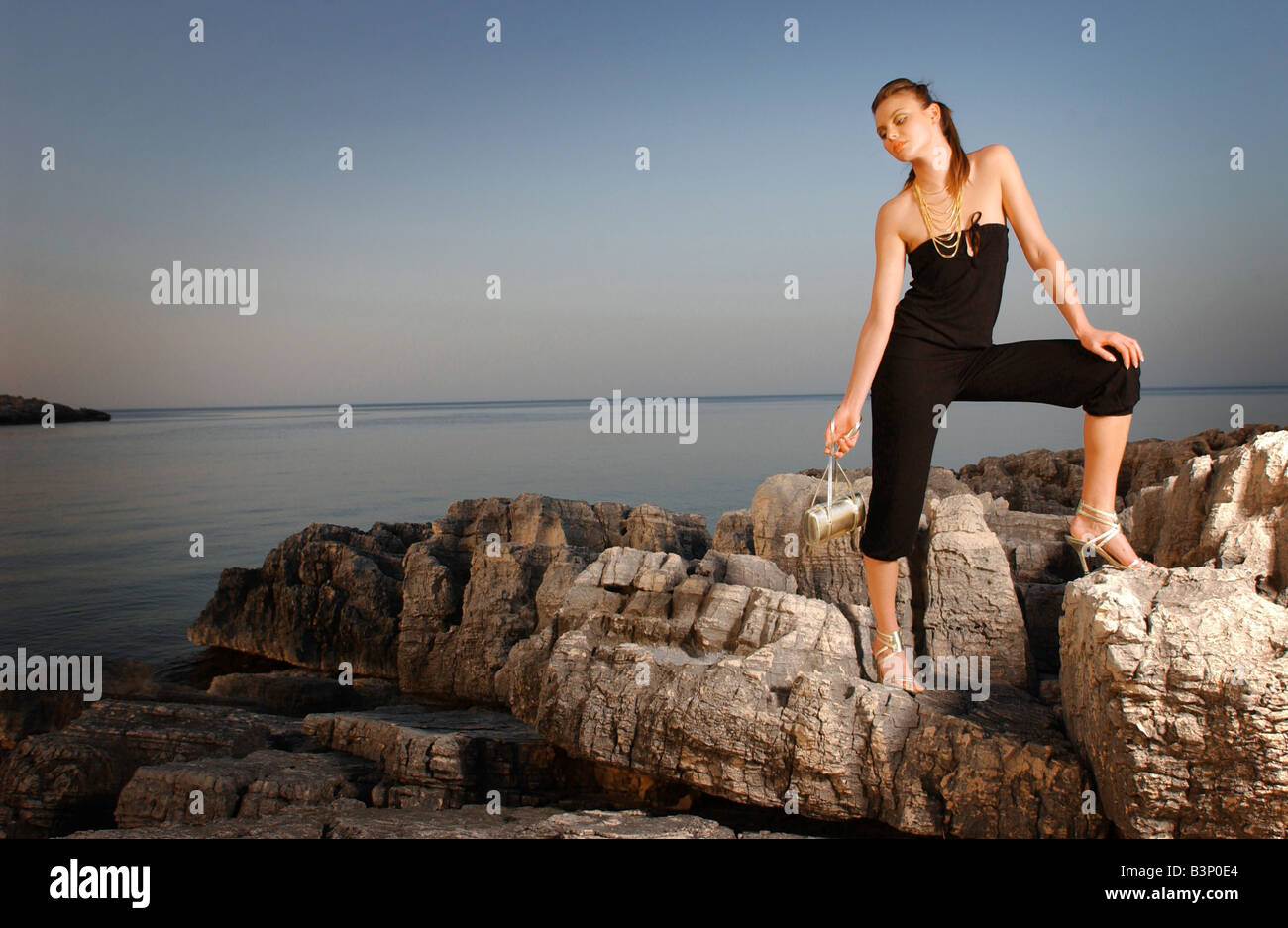Moda greca Maggio 2003 Lauren modellazione Tempany nero senza spalline tuta e collane Foto Stock