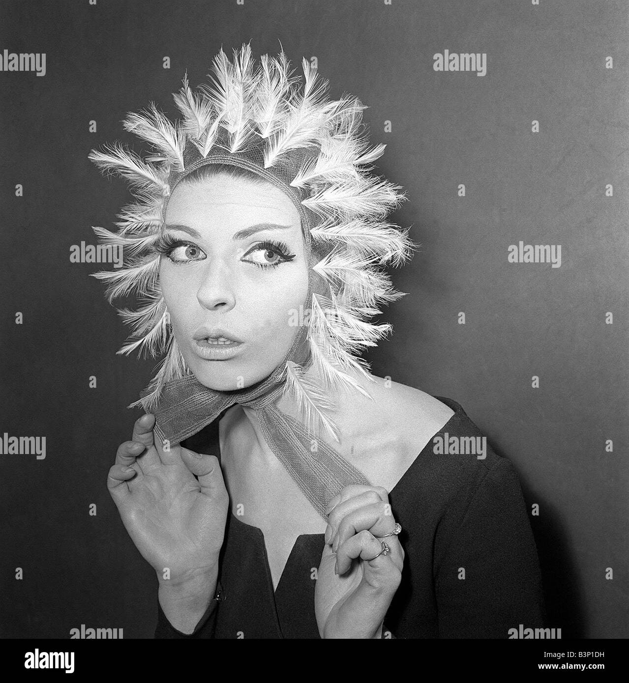 Abbigliamento moda cappelli Gennaio 1964 Un Reed Crawford tulle casco realizzato di un olocausto heron piume modello Lois James Foto Stock