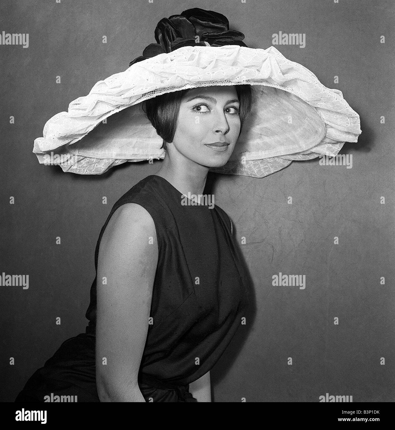 Abbigliamento moda cappelli gennaio 1964 un enorme broderie Anglais colmato hat con corona petalled da Simone Mirman Foto Stock