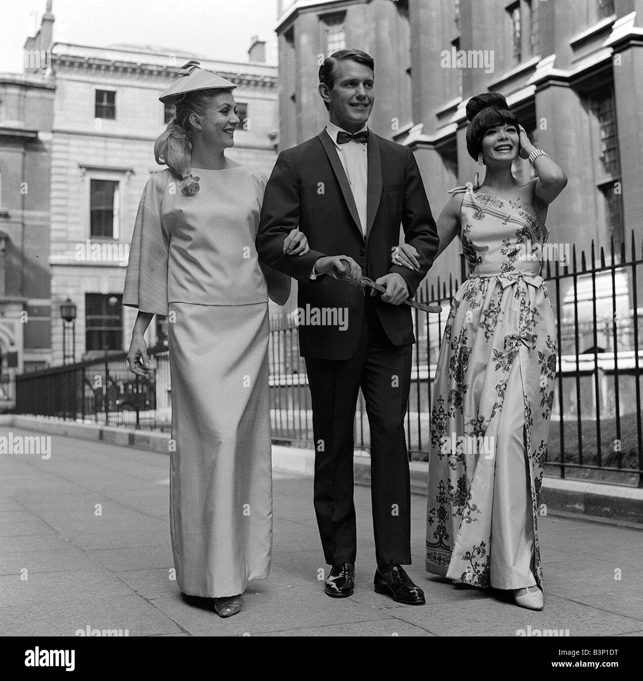 Abbigliamento moda a giugno 1965 Jean Rollins indossare un turchese  stampato sarong in seta con gonna feritoia per la vita che mostra una  corrispondente sotto il mantello chiamato Sari con Spice Greg