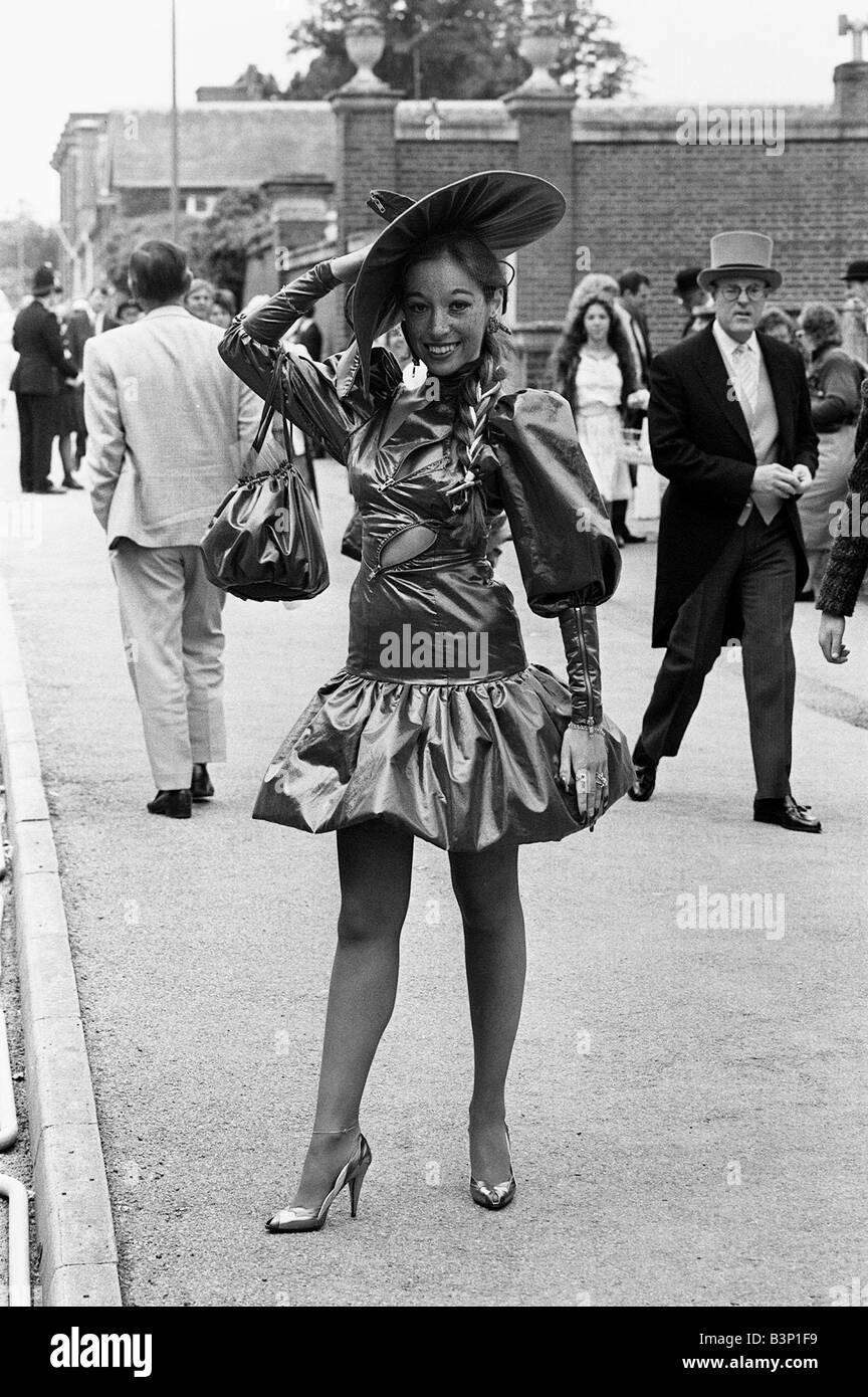 Moda al Royal Ascot Giugno 1987 Signore giorno donna mostra il suo stile unico di vestire e hat Foto Stock