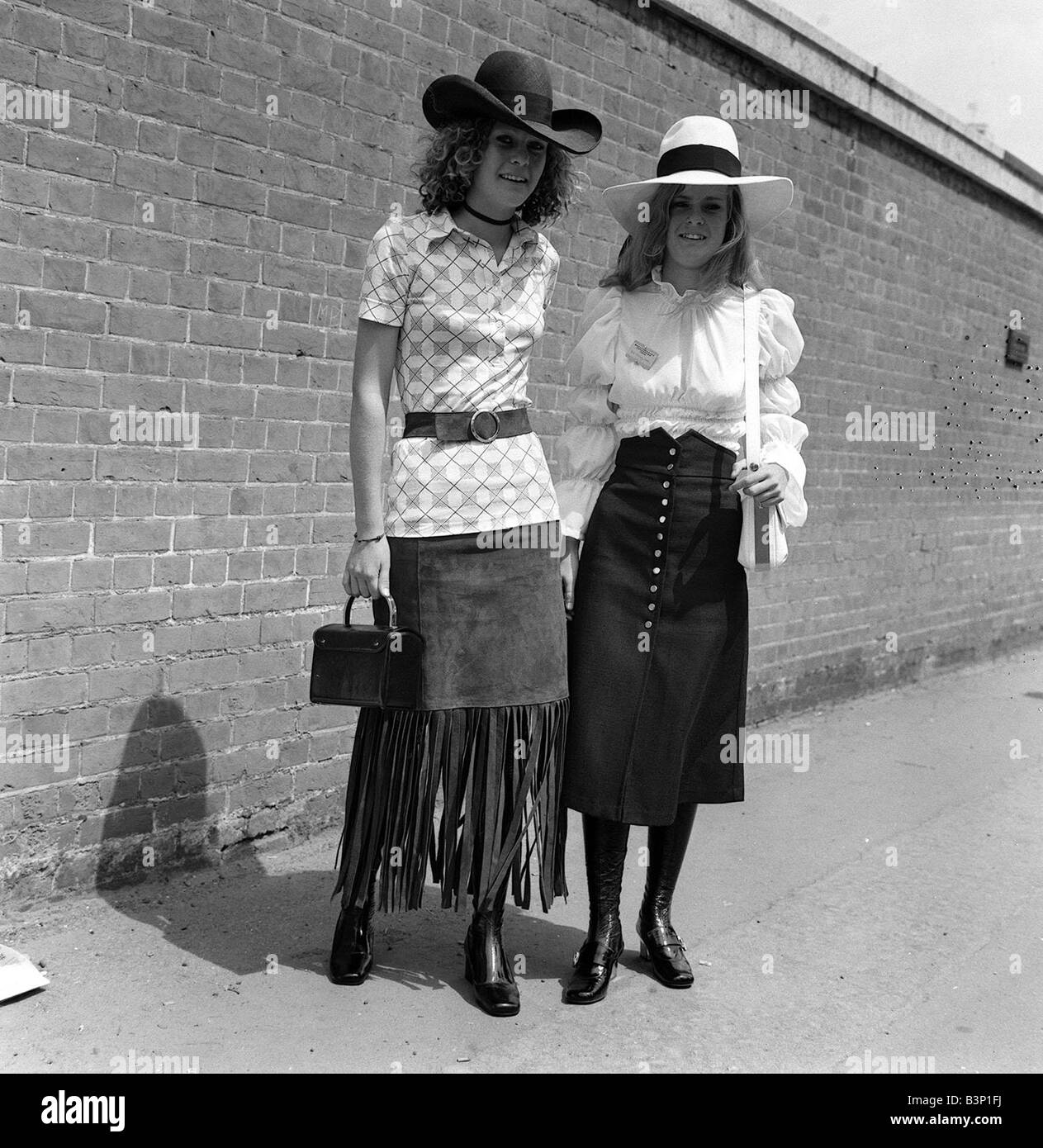 Moda al Royal Ascot Giugno 1970 Onorevoli giorno una donna si mette in mostra il suo stile di abbigliamento e hat Foto Stock