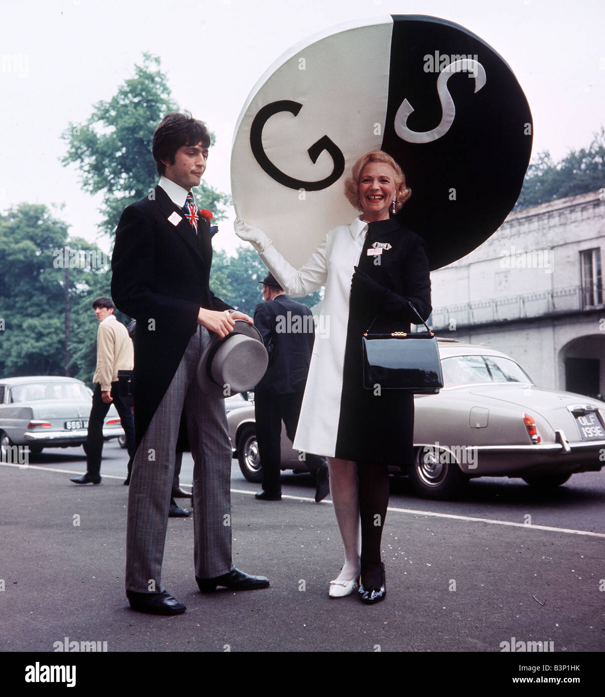 1968 Abbigliamento Ascot moda cappelli e abiti onorevole Ronald scellino e  David danaro il danaro Hat Foto stock - Alamy