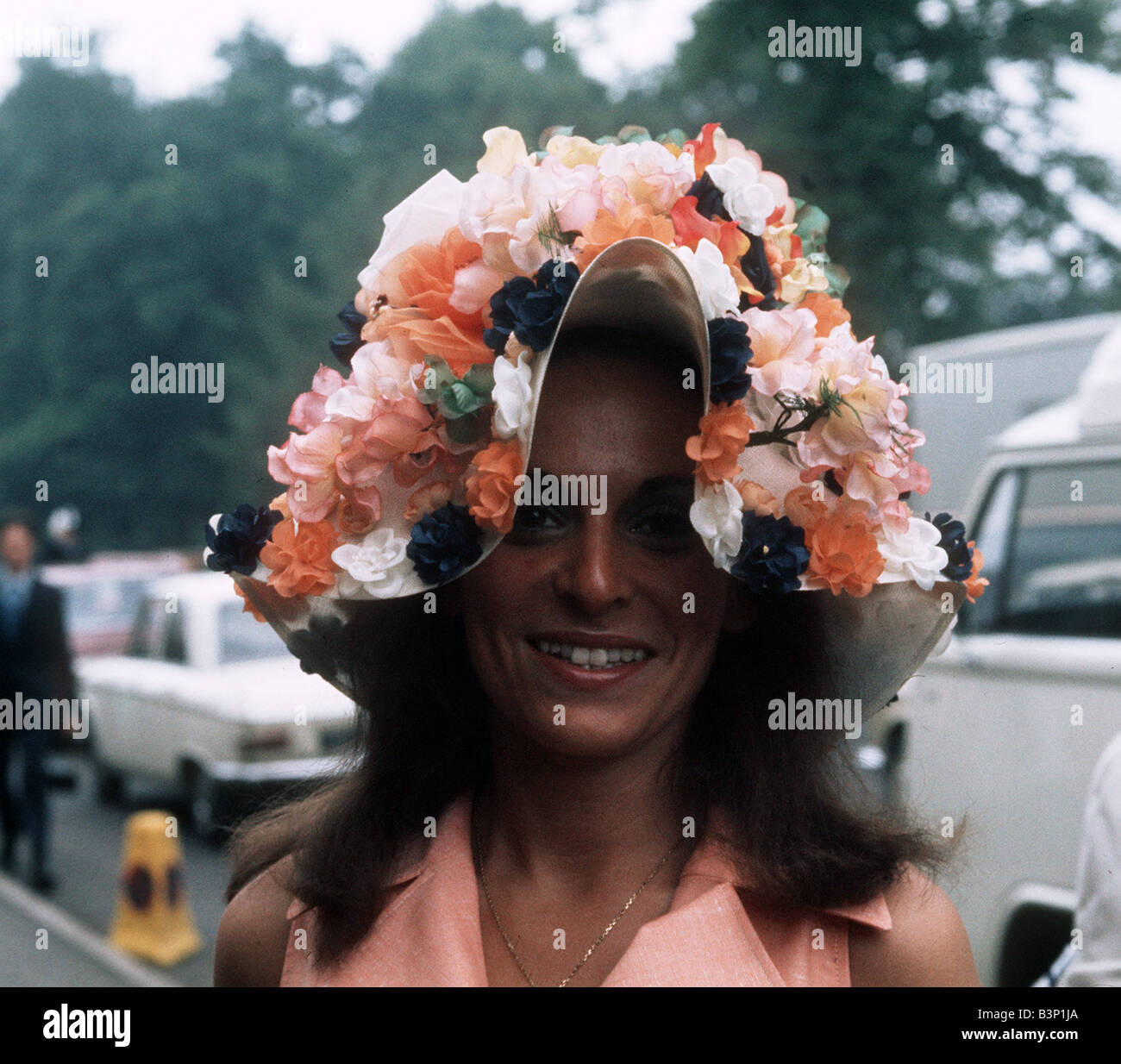 1973 Abbigliamento Ascot moda cappelli e abiti Foto Stock