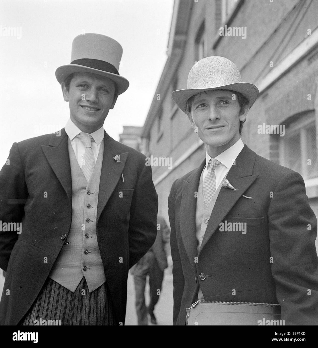 Abbigliamento Ascot Racing Fashion Giugno 1966 Due uomini a Ascot