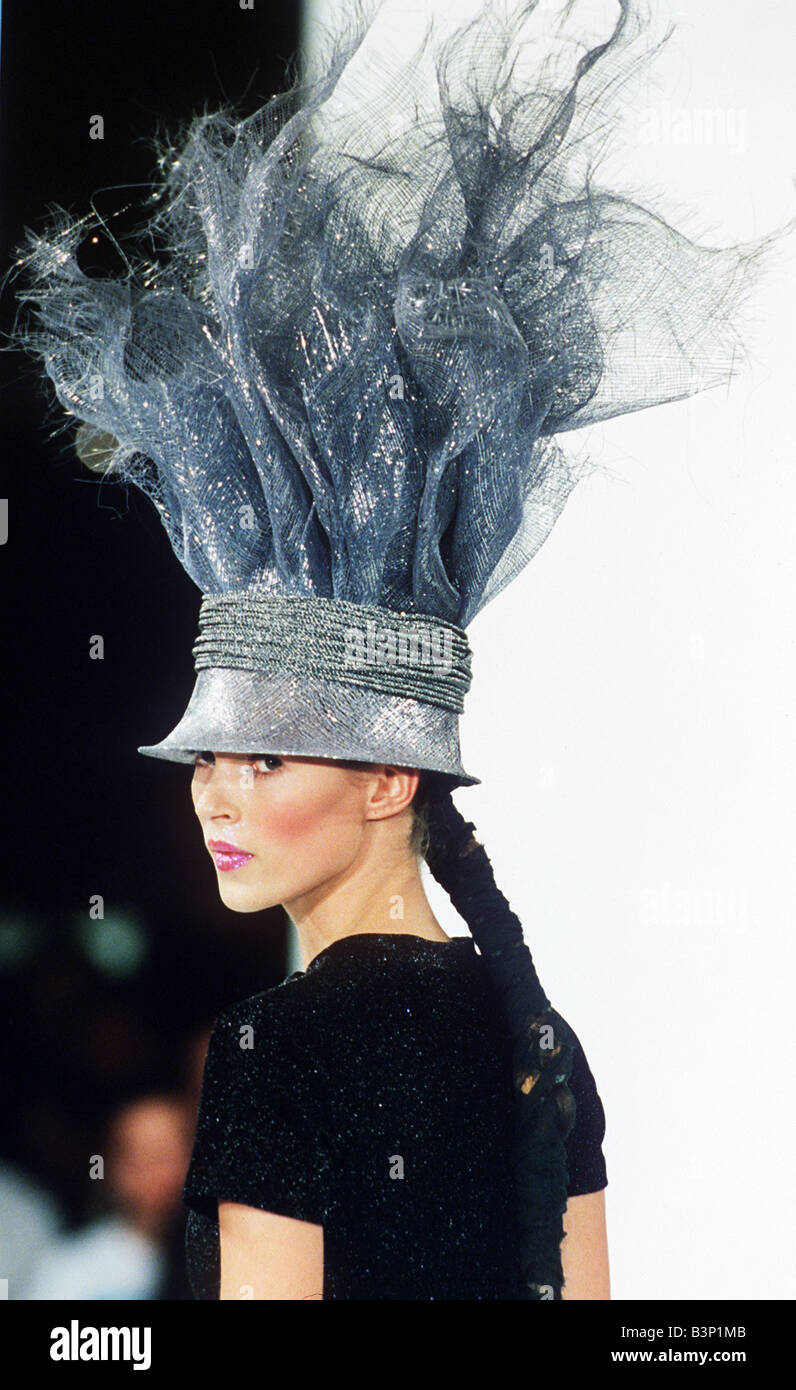 La London Fashion Week 1993 cappelli progettata da Filippo Tracey falò  cappello indossato da Kate Moss Foto stock - Alamy