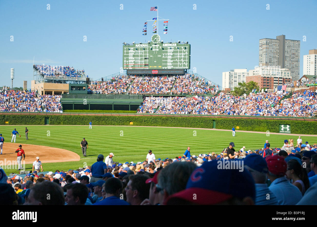 Chicago Cubs Wrigley Field. Il quadro di valutazione è di importanza storica per il fatto che è azionato manualmente. Non elettronico. Foto Stock