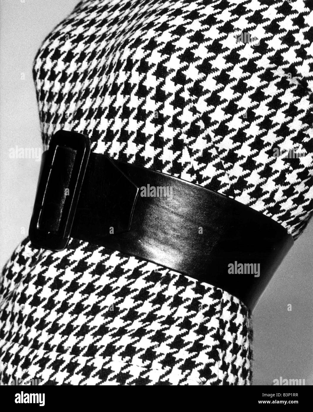 La moda Agosto 1958 Modello da anni cinquanta indossando un controllato body corpetto con una cinghia legata strettamente attorno la sua vita Foto Stock