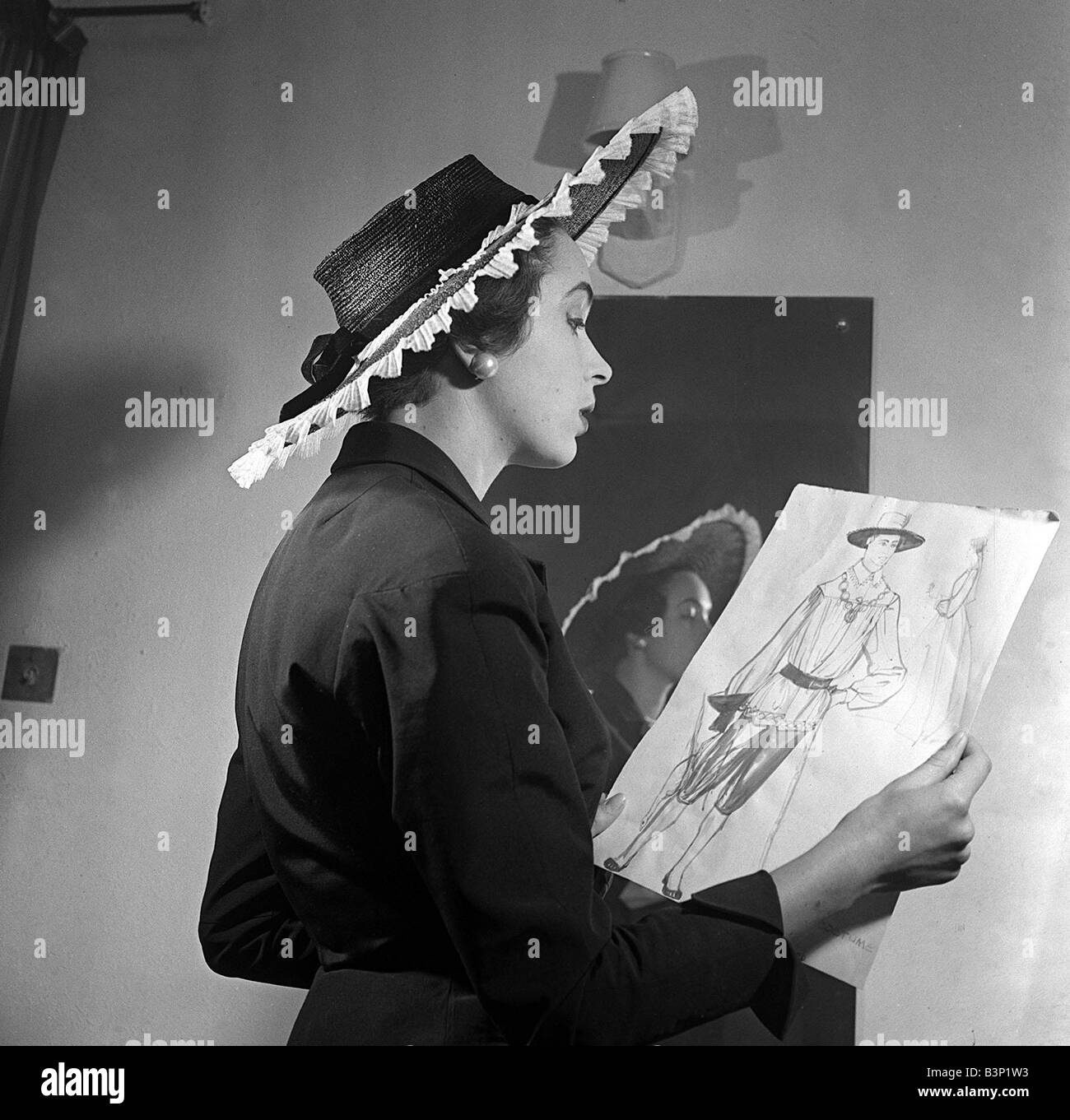 Daily Mirror Editor di moda Ailsa Garland guardando incoronazione progetta indossando la sua propria incoronazione hat indossa una tuta e hat guardando disegni Foto Stock