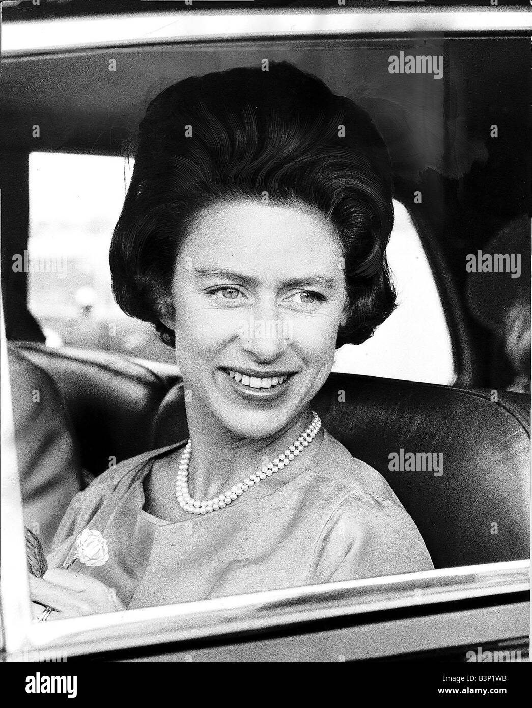 La principessa Margaret nel 1963 sorrisi mentre si tiene un fiore dopo il ritorno da una vacanza in Grecia con Lord Snowdon Foto Stock