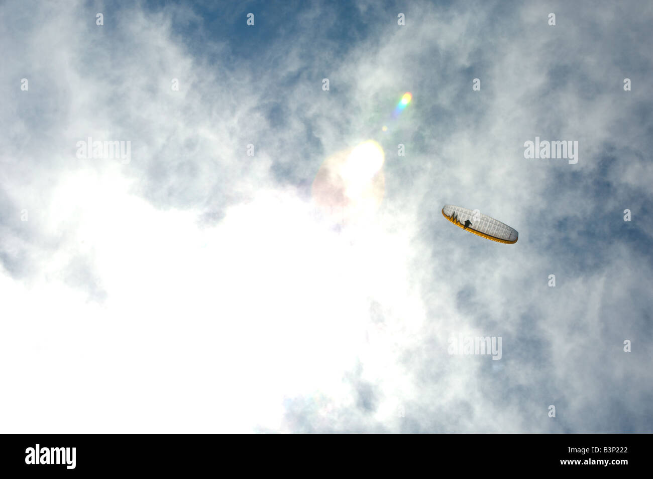 Un parapendio vola sopra le scogliere a Polhawn Whitsand Bay Torpoint Cornovaglia Gran Bretagna Foto Stock