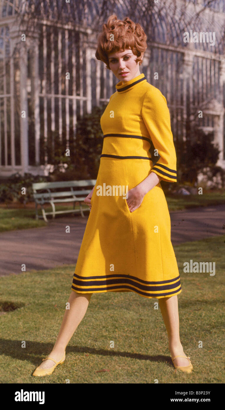AModel indossando un giallo tweed abito maxi progettato da Emor Abbigliamento  Abbigliamento moda capelli stile donna Park Marzo 1968 1960 13 3 196 Foto  stock - Alamy