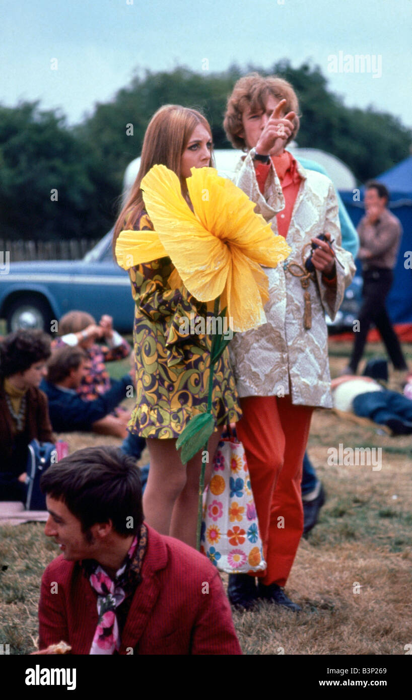 Moda degli anni sessanta anni sessanta Festival dei Figli Dei Fiori hippy  di hippies con il gigante grande fiore giallo abbigliamento insolito  Windsor Jazz Festival 12 08 1967 CR3740 2 Agosto 1967 Mirrorpix Foto stock  - Alamy