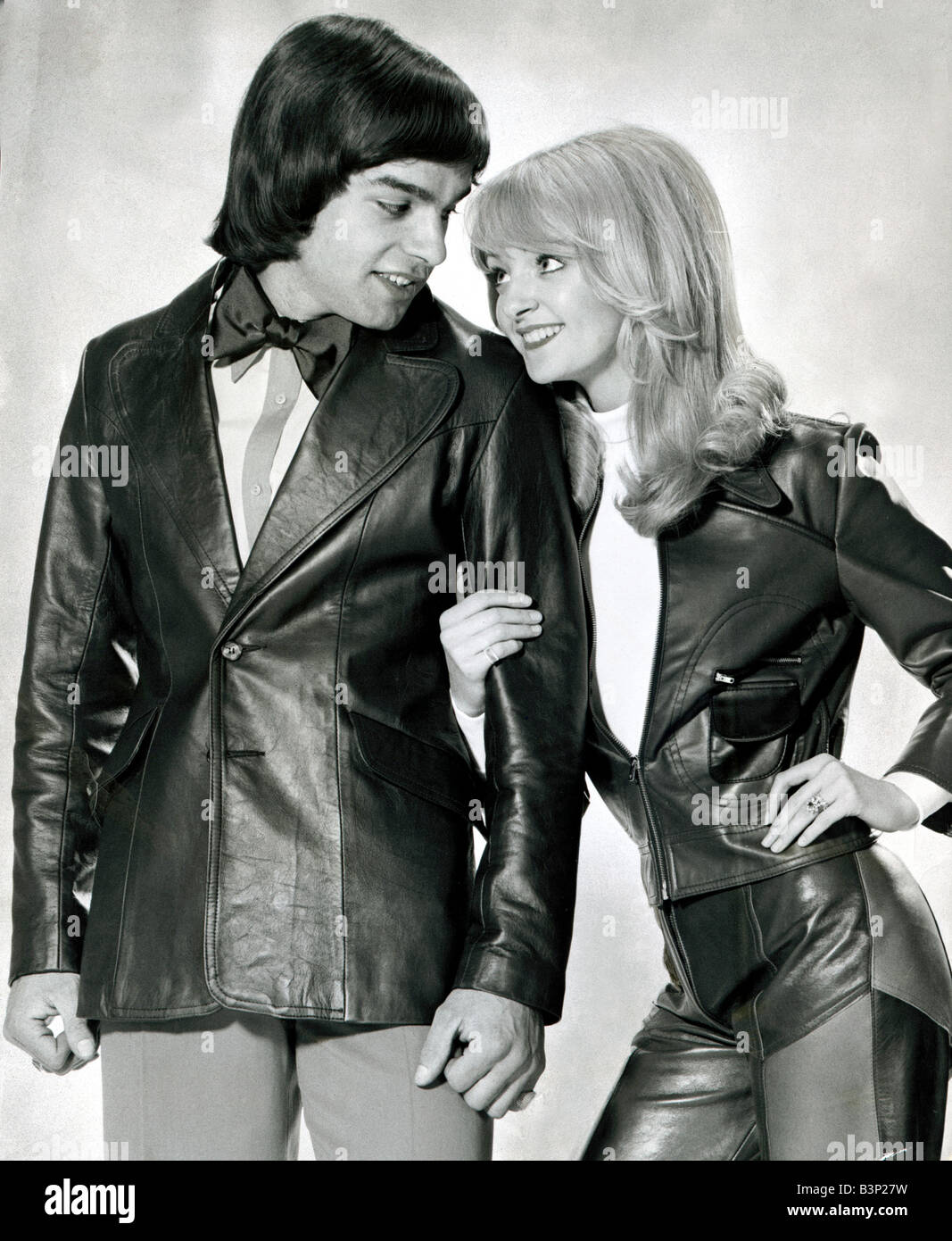 Maschio e femmina sia il modello che indossa giacche in pelle tom Lucia lasciò indossa un Woolworths Cappotto di pelle e Karen Kerr sportive un Foto Stock