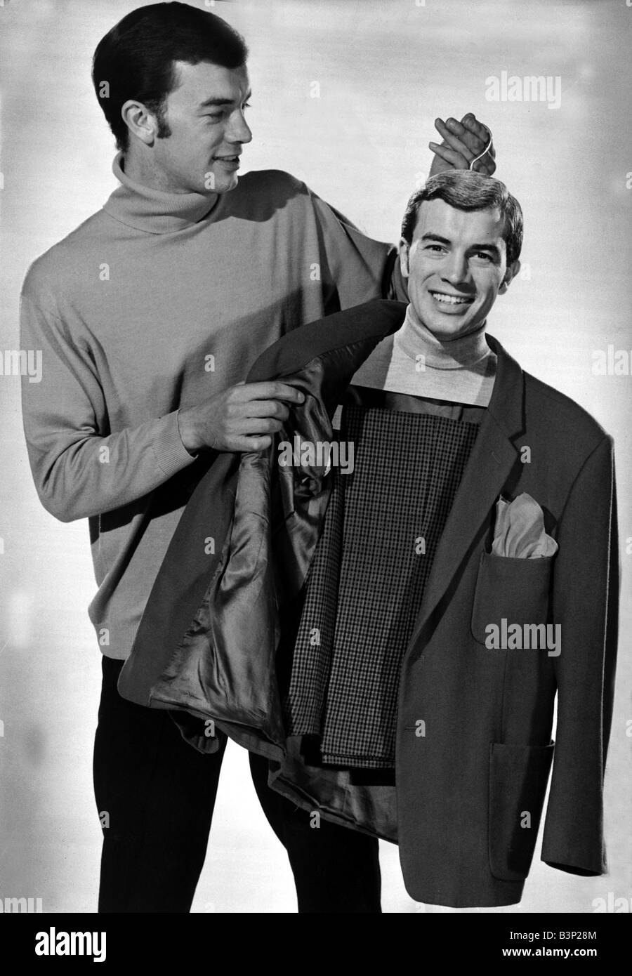 Un uomo di riagganciare le vesti su un hangar con una vita immagine delle  dimensioni della sua testa sulla gruccia 1968 Moda Uomo abbigliamento  ordinato insolito strano umorismo anni sessanta specchio sveglia