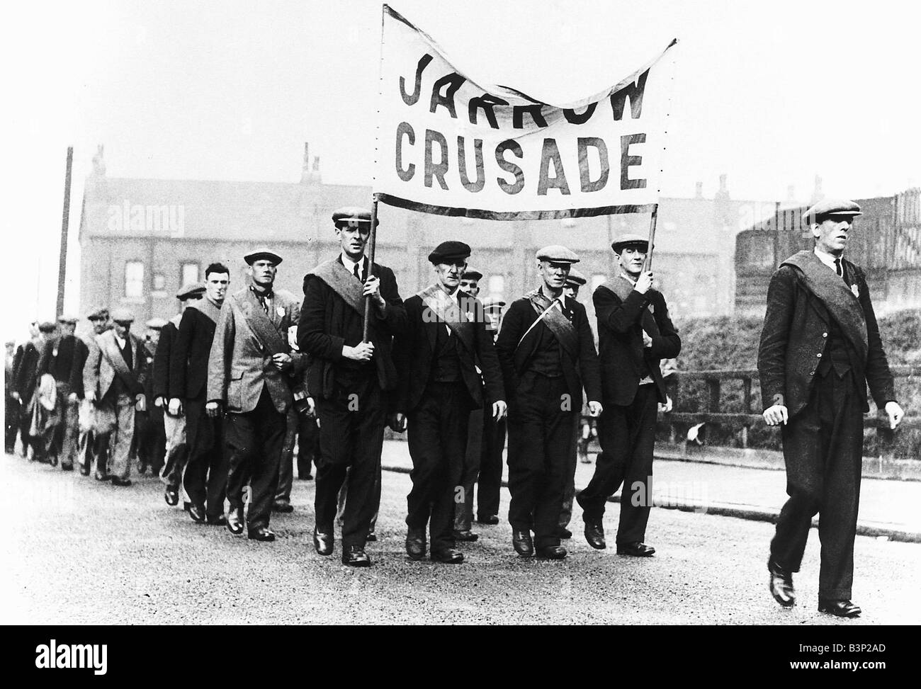 La disoccupazione Jarrow dimostranti uomini in uniforme che porta una lettura banner Jarrow crociata marcia di protesta Foto Stock