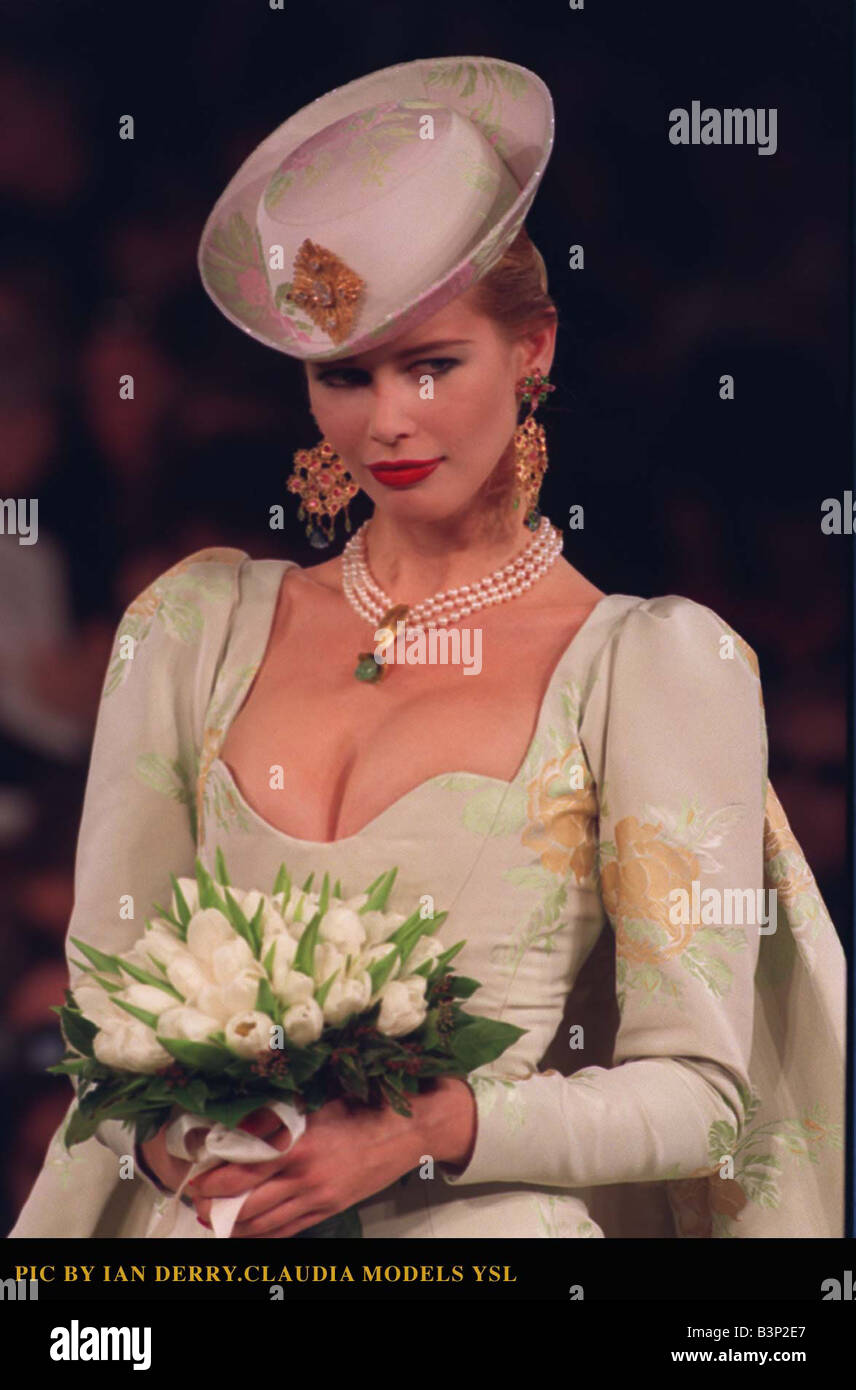 Claudia Schiffer modella un abito da sposa da Yves Saint Laurent a Parigi  la sfilata di moda indossando una low cut a maniche lunghe abiti da sposa  con abbinamento di hat e